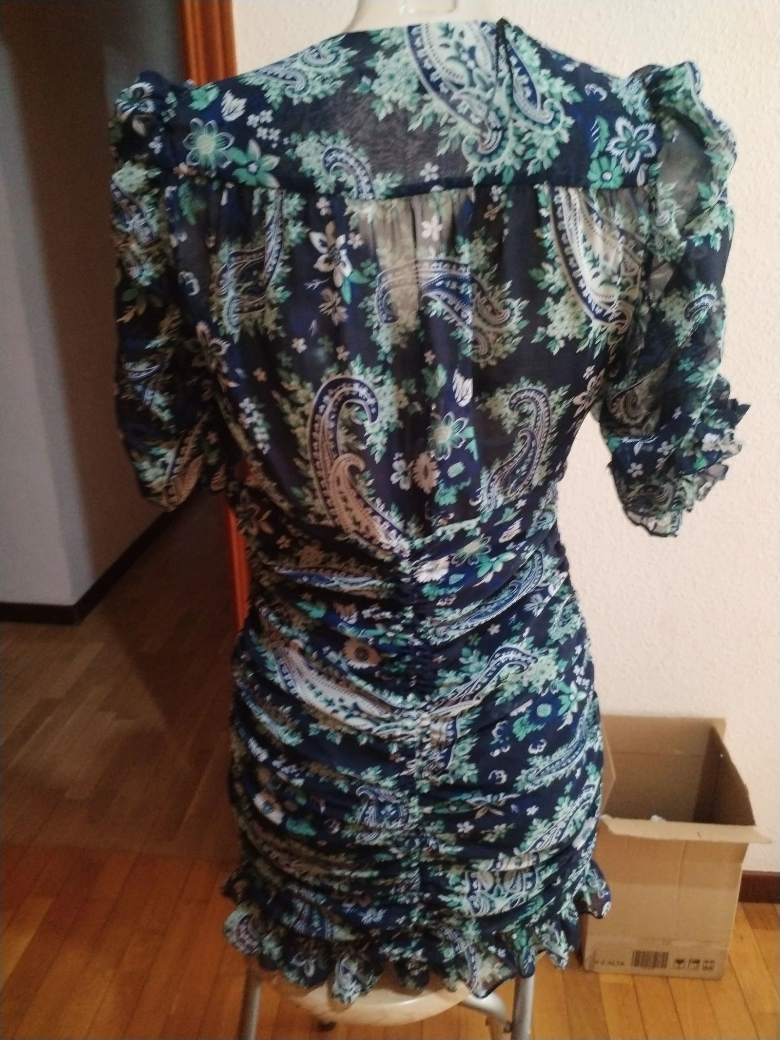 Un vestido de Zara elegante con un diseño espectacular y un estampado muy original – photo 10